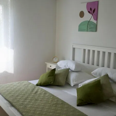Smokvica Beachfront Apartment Trogir Apartmán *