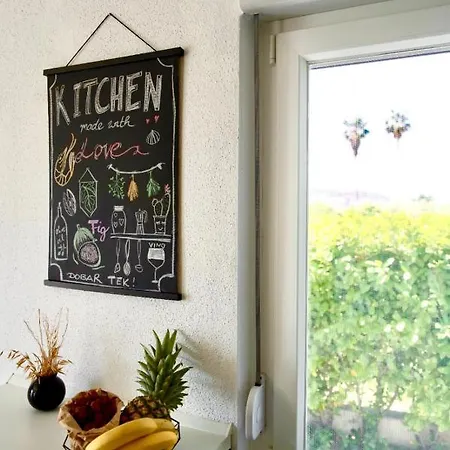 Big Beachfront Smokvica In شقة