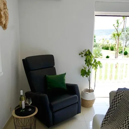 Smokvica Beachfront Apartment Trogir Trogir