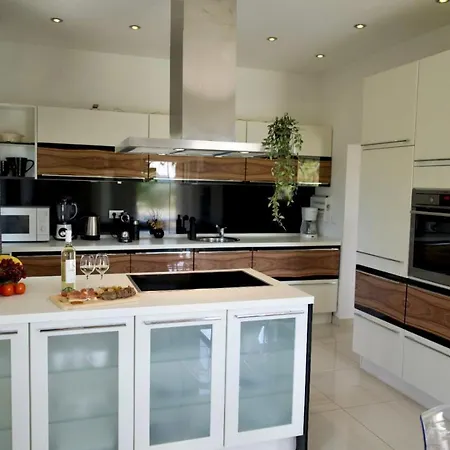 Big Beachfront Smokvica In Apartman Trogir