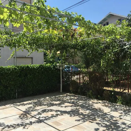 Smokvica Beachfront Apartment Trogir Apartamento
