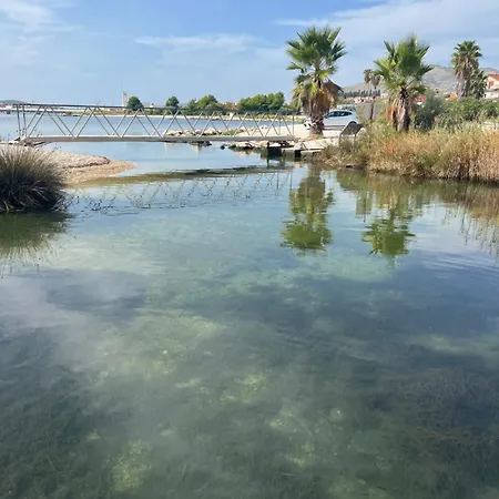 Big Beachfront Smokvica In شقة