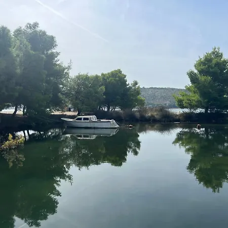 Big Beachfront Smokvica In *