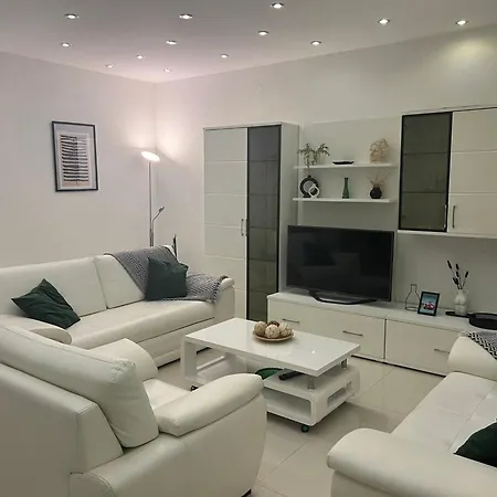 Big Beachfront Smokvica In Apartman