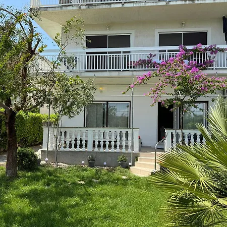 Big Beachfront Smokvica In Apartman *