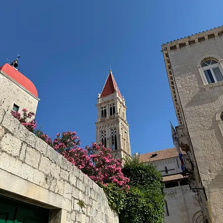 Smokvica Beachfront Apartment Trogir Apartamento