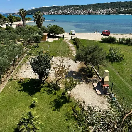 Smokvica Beachfront Apartment Trogir Apartamento *
