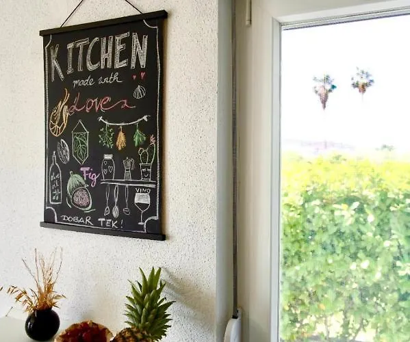 Big Beachfront Smokvica In Daire