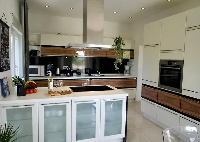 Big Beachfront Smokvica In Daire Trogir