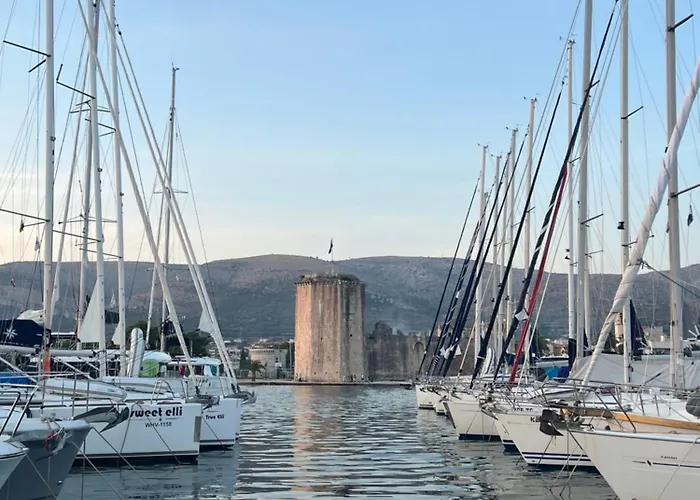 Big Beachfront Smokvica In Daire Trogir