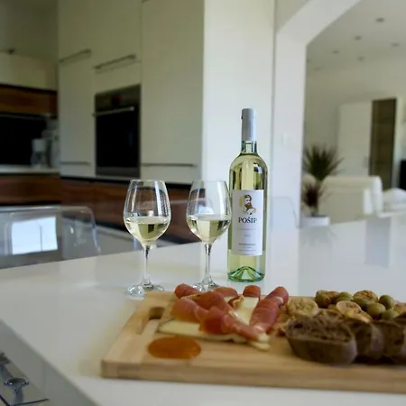 Big Beachfront Smokvica In 트로기르