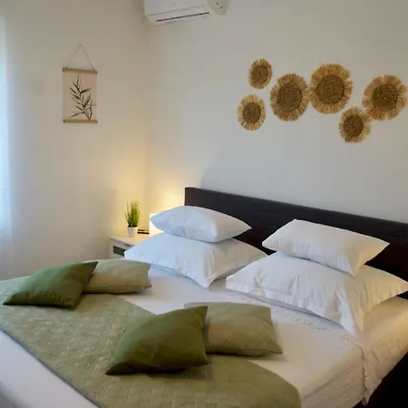 Smokvica Beachfront Apartment Trogir *