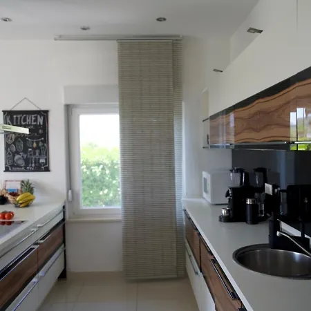 Smokvica Beachfront Apartment Trogir * トロギール