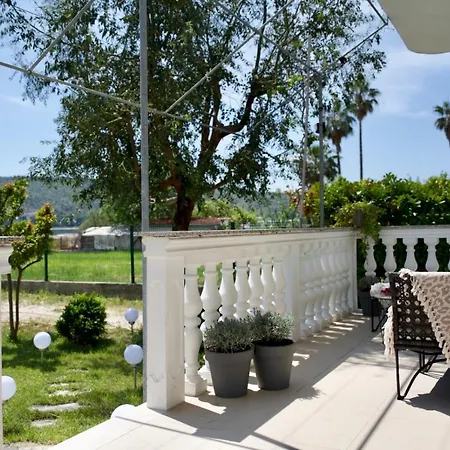 Smokvica Beachfront Apartment Trogir * トロギール