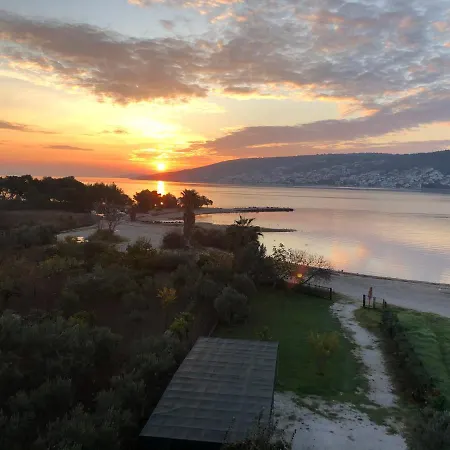 Smokvica Beachfront Apartment Trogir アパート