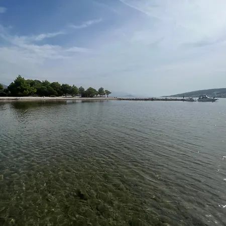 Big Beachfront Smokvica In 아파트 *