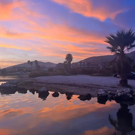 Big Beachfront Smokvica In 아파트