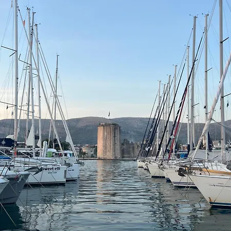 Smokvica Beachfront Apartment Trogir アパート トロギール