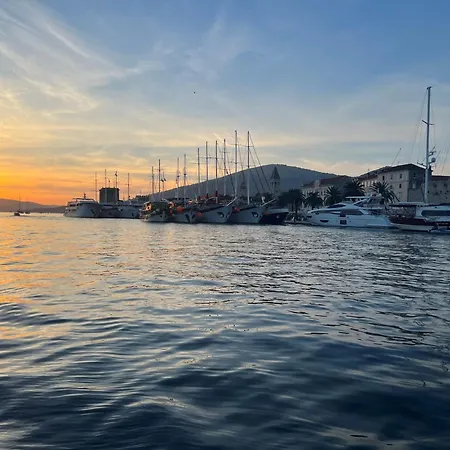 Smokvica Beachfront Apartment Trogir