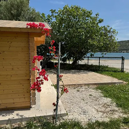 Smokvica Beachfront Apartment Trogir Trogir