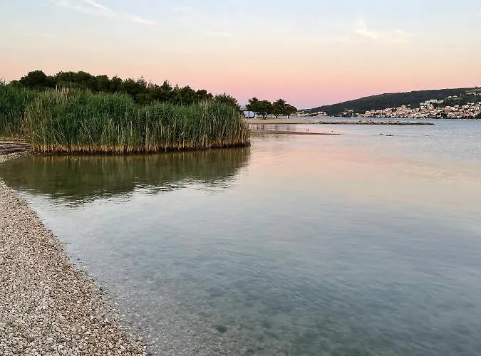 Apartment Big Beachfront Smokvica In Trogir