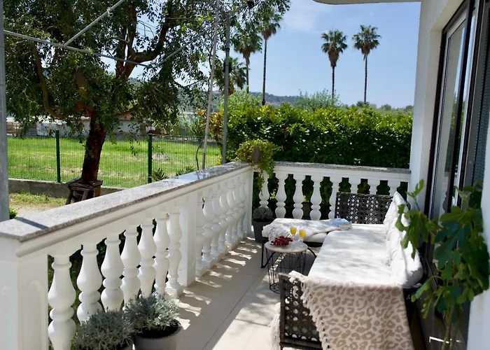 Big Beachfront Smokvica In Apartment Trogir