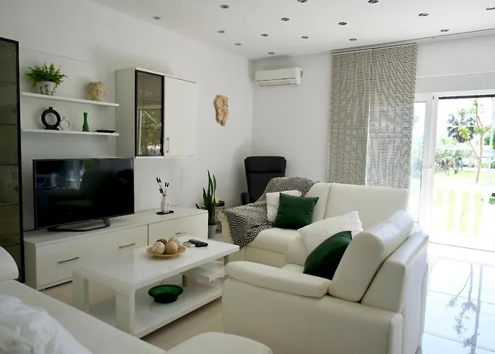 Apartment Big Beachfront Smokvica In Trogir