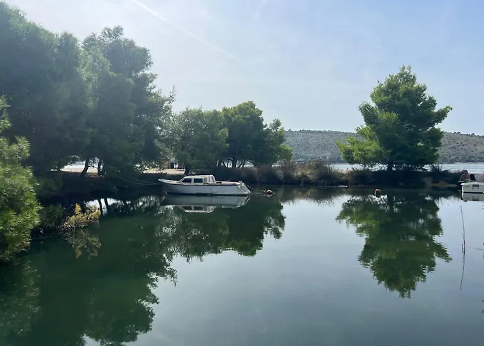Big Beachfront Smokvica In *