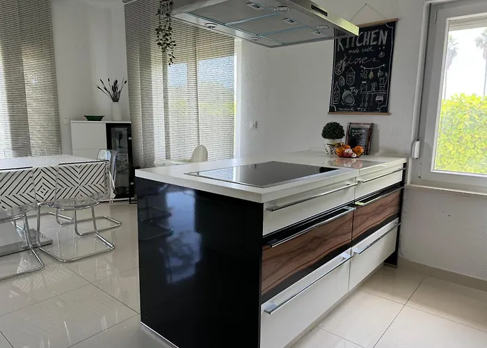 Apartment Big Beachfront Smokvica In Trogir