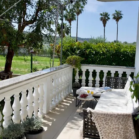 Smokvica Beachfront Apartment Trogir شقة تروغير